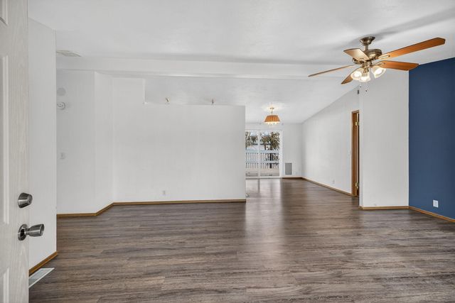 609 SE Evergreen Avenue, Redmond, OR 97756