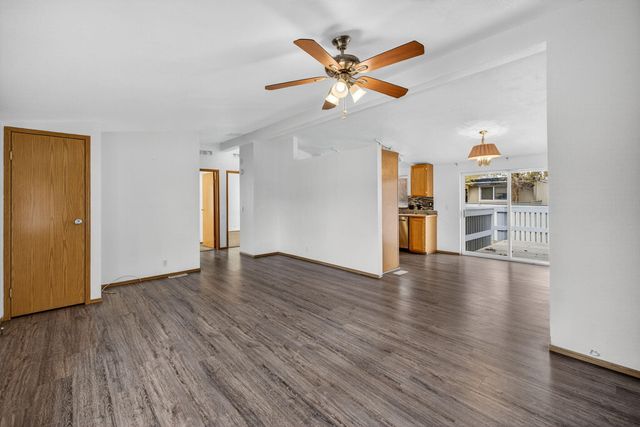 609 SE Evergreen Avenue, Redmond, OR 97756