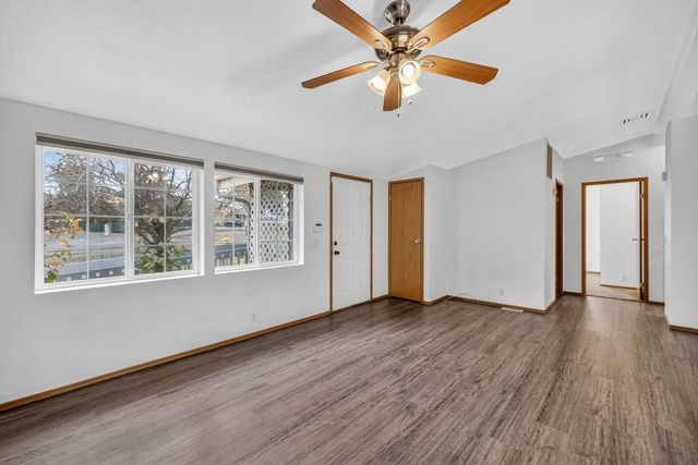 609 SE Evergreen Avenue, Redmond, OR 97756