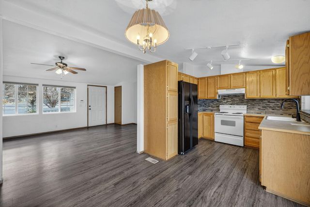 609 SE Evergreen Avenue, Redmond, OR 97756