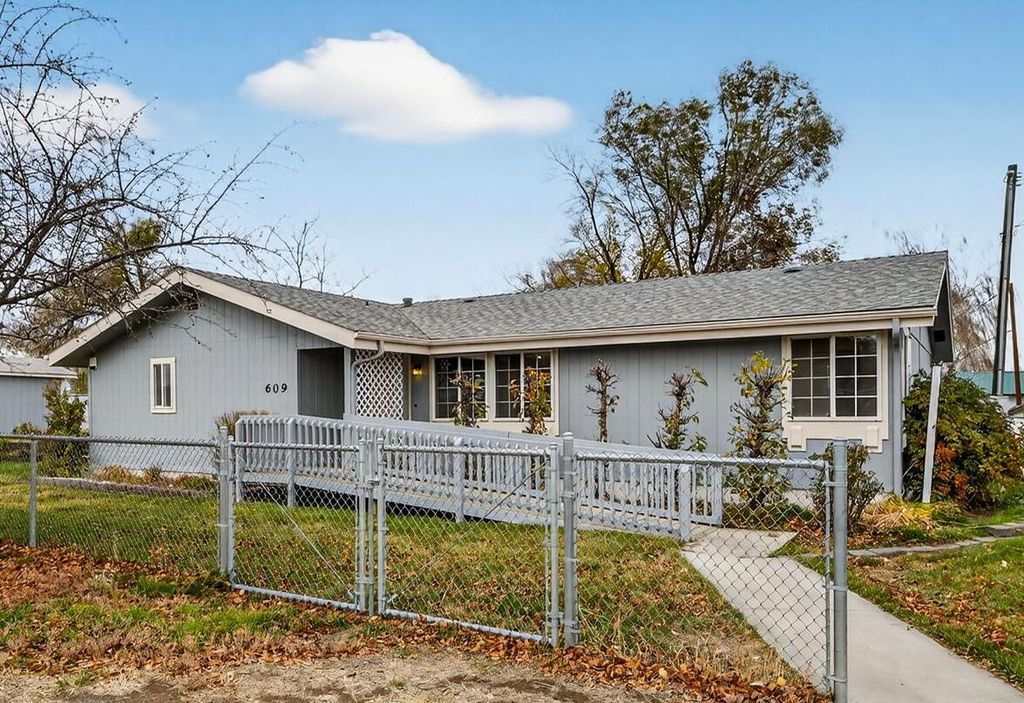 609 SE Evergreen Avenue, Redmond, OR 97756