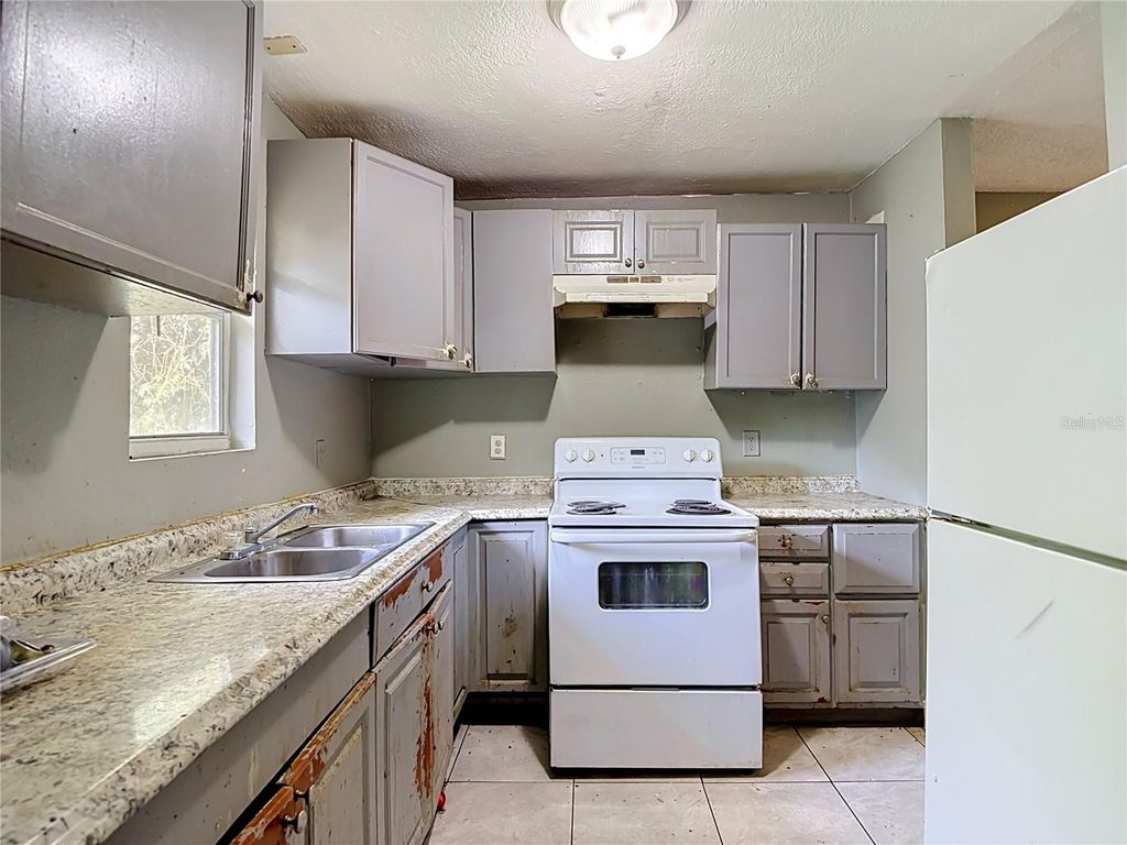 Image 6 of property listing at 2705 E 22ND AVENUE, Tampa, FL 33605