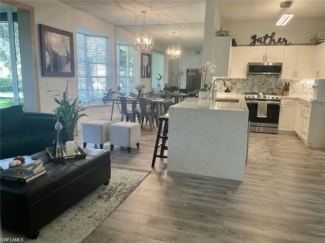 56 Silver Oaks CIR 102, Naples, FL 34119