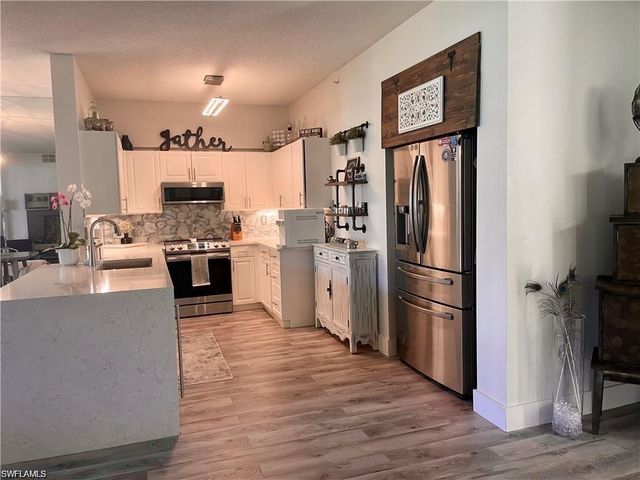 56 Silver Oaks CIR 102, Naples, FL 34119