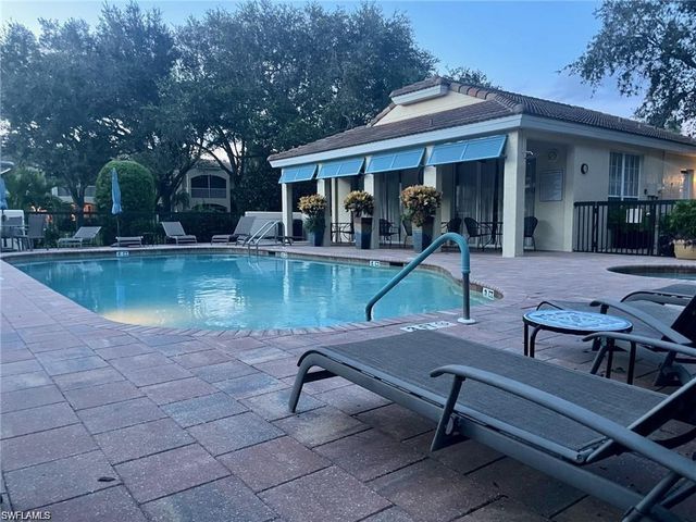 56 Silver Oaks CIR 102, Naples, FL 34119