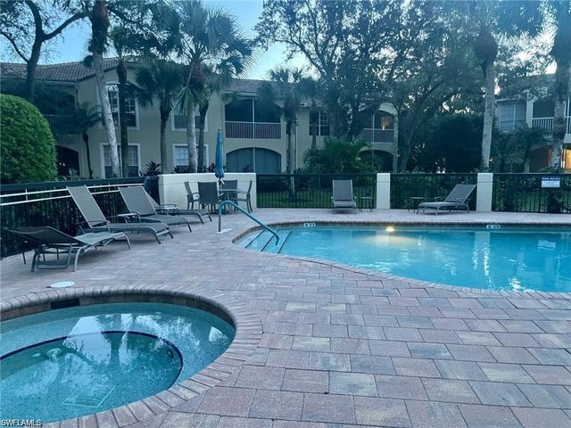 56 Silver Oaks CIR 102, Naples, FL 34119