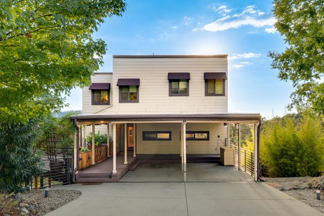 18891 Hummingbird Dr, Penn Valley, CA 95946