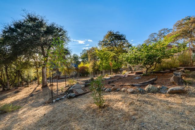 18891 Hummingbird Dr, Penn Valley, CA 95946