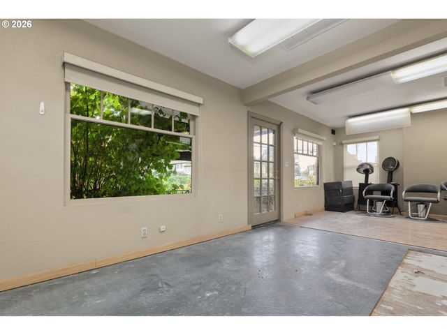 6055 E BURNSIDE St, Portland, OR 97215