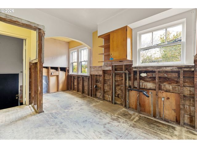 6055 E BURNSIDE St, Portland, OR 97215