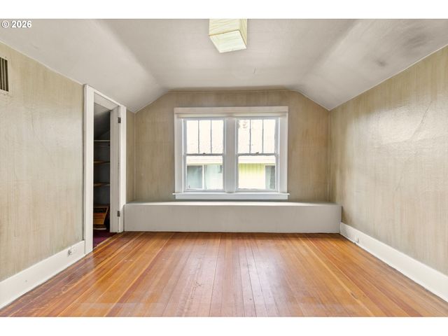 6055 E BURNSIDE St, Portland, OR 97215