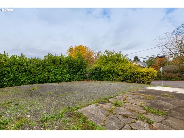 6055 E BURNSIDE St, Portland, OR 97215