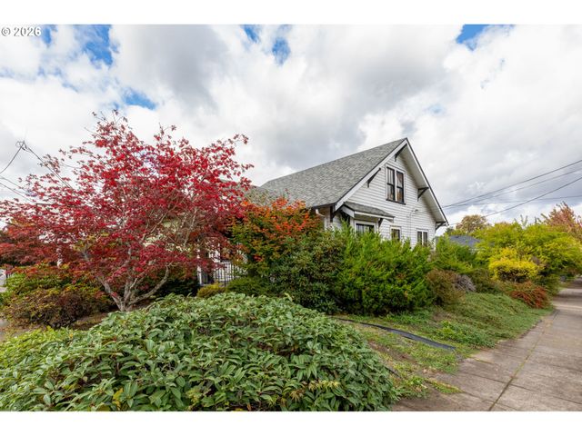 6055 E BURNSIDE St, Portland, OR 97215