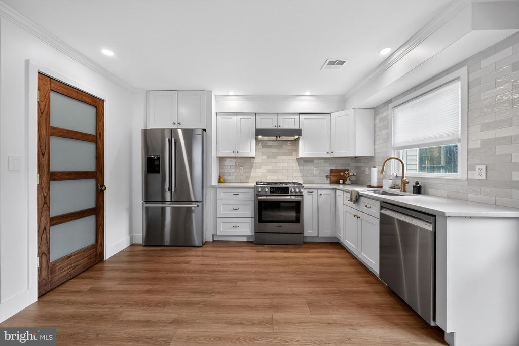 10 E SUTTON AVE, Moorestown, NJ 08057