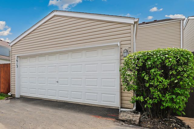 1613 Victoria Park Circle, Aurora, IL 60504