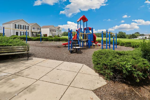 1613 Victoria Park Circle, Aurora, IL 60504