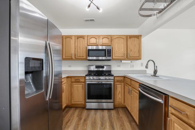 1613 Victoria Park Circle, Aurora, IL 60504