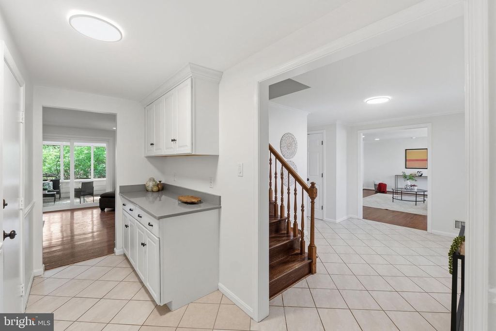 Image 10 of property listing at 5 INFIELD CT S, Potomac, MD 20854