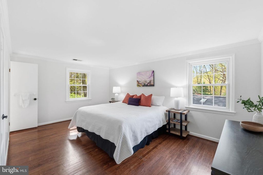 Image 11 of property listing at 5 INFIELD CT S, Potomac, MD 20854