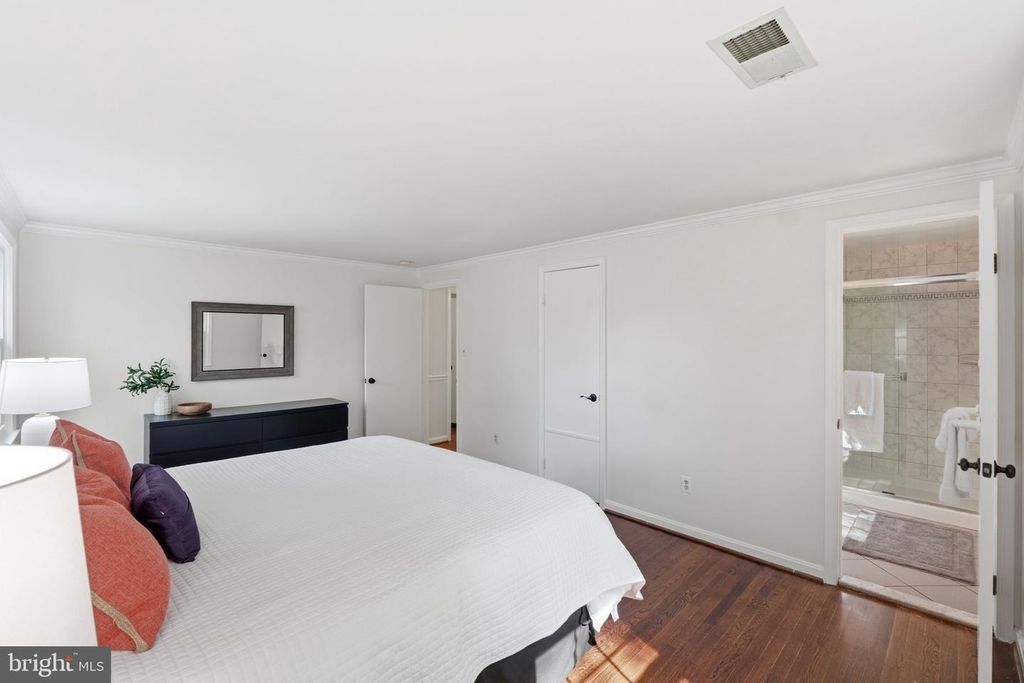 Image 12 of property listing at 5 INFIELD CT S, Potomac, MD 20854