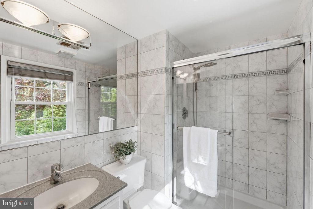 Image 13 of property listing at 5 INFIELD CT S, Potomac, MD 20854