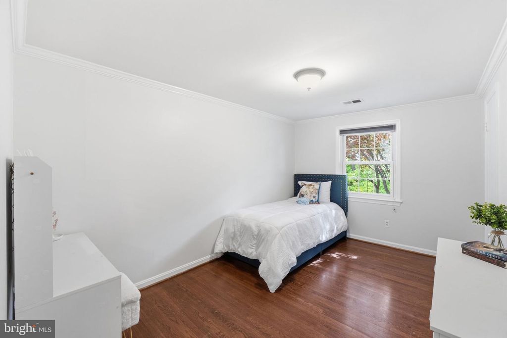 Image 15 of property listing at 5 INFIELD CT S, Potomac, MD 20854