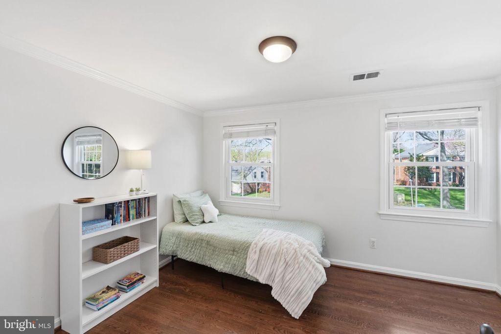 Image 16 of property listing at 5 INFIELD CT S, Potomac, MD 20854