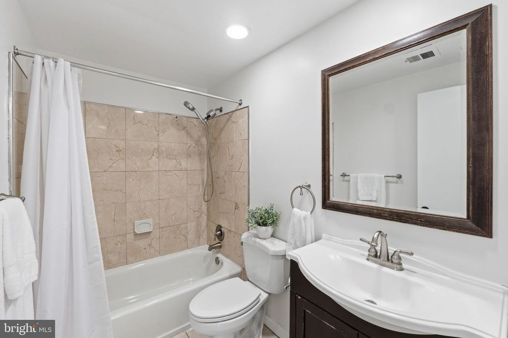 Image 17 of property listing at 5 INFIELD CT S, Potomac, MD 20854