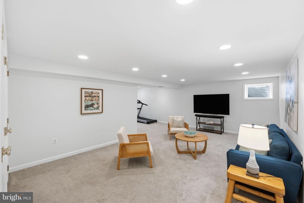 Image 18 of property listing at 5 INFIELD CT S, Potomac, MD 20854