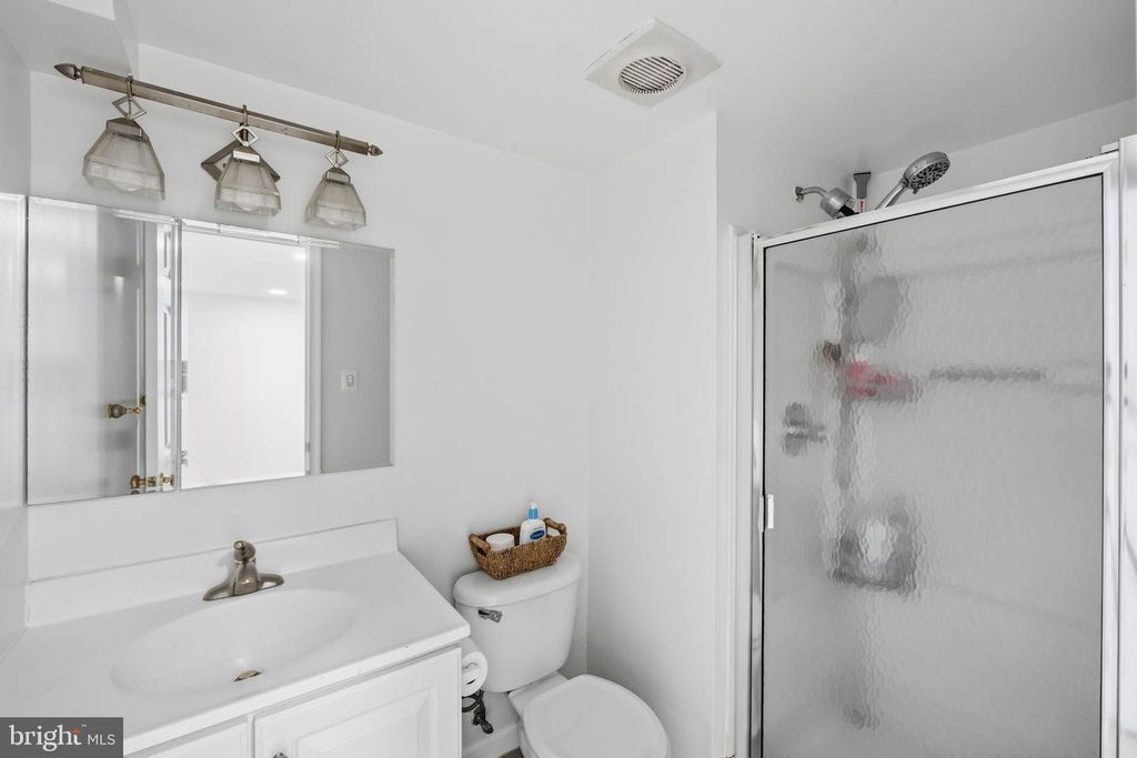 Image 20 of property listing at 5 INFIELD CT S, Potomac, MD 20854