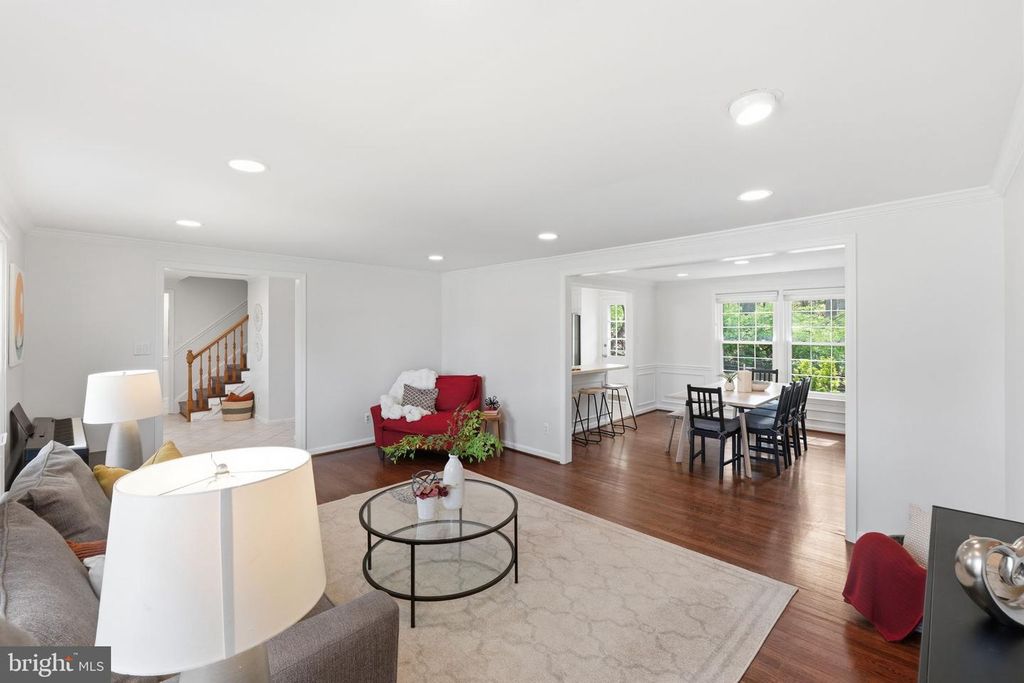 Image 3 of property listing at 5 INFIELD CT S, Potomac, MD 20854