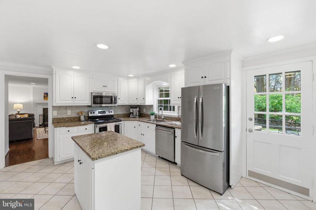 Image 4 of property listing at 5 INFIELD CT S, Potomac, MD 20854