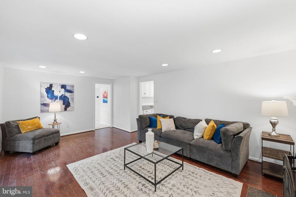 Image 7 of property listing at 5 INFIELD CT S, Potomac, MD 20854