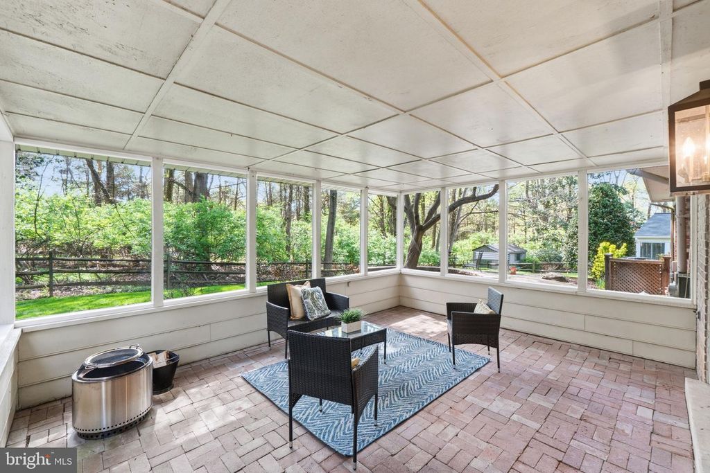 Image 8 of property listing at 5 INFIELD CT S, Potomac, MD 20854