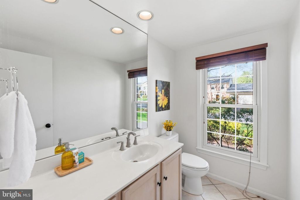 Image 9 of property listing at 5 INFIELD CT S, Potomac, MD 20854