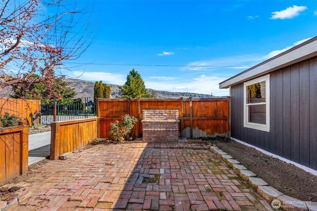 23 Hanna Avenue, Rock Island, WA 98850