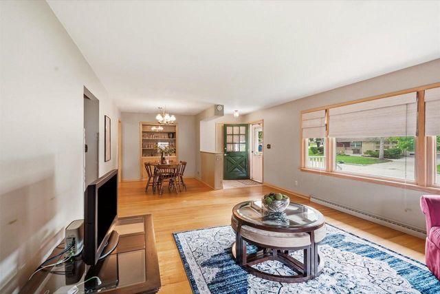 10114 W Fiebrantz AVENUE, Milwaukee, WI 53222