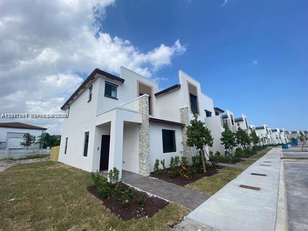 575 NE 208th Ter 575, Miami, FL 33179