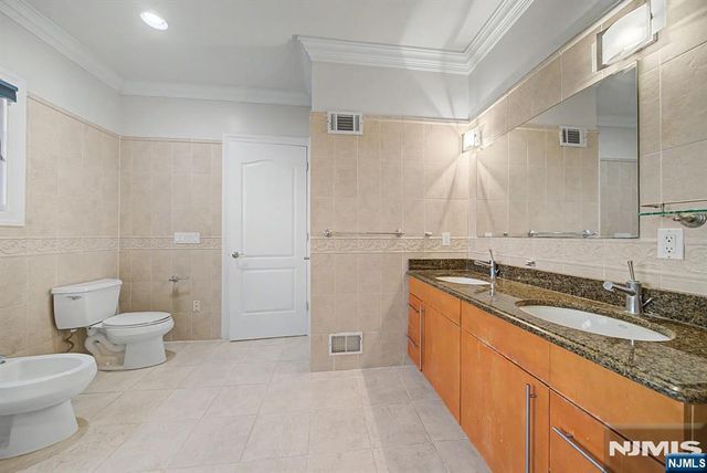 217 Lyncrest Road, Englewood Cliffs, NJ 07632