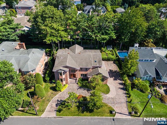 217 Lyncrest Road, Englewood Cliffs, NJ 07632