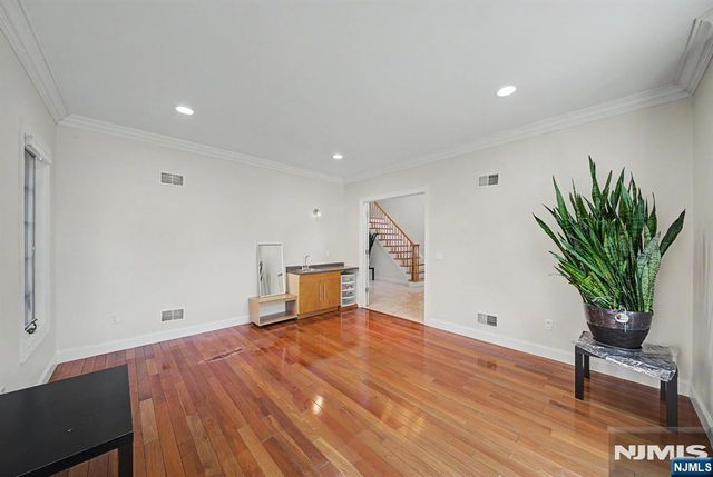 217 Lyncrest Road, Englewood Cliffs, NJ 07632