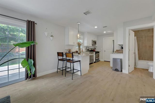 15 Lynne Avenue, Hawthorne, NJ 07506