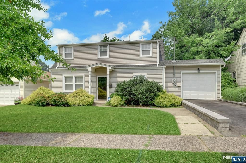 15 Lynne Avenue, Hawthorne, NJ 07506