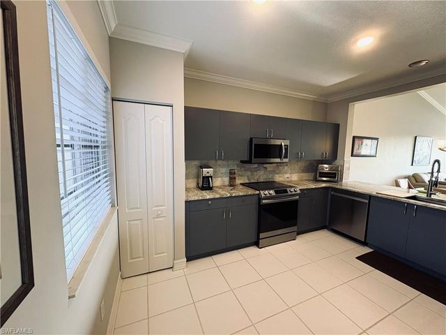 685 Luisa LN # 4, Naples, FL 34104