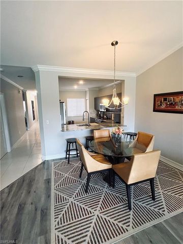 685 Luisa LN # 4, Naples, FL 34104