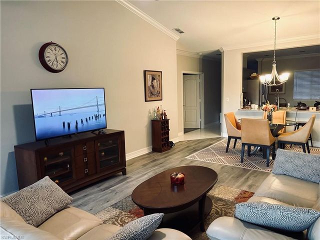 685 Luisa LN # 4, Naples, FL 34104