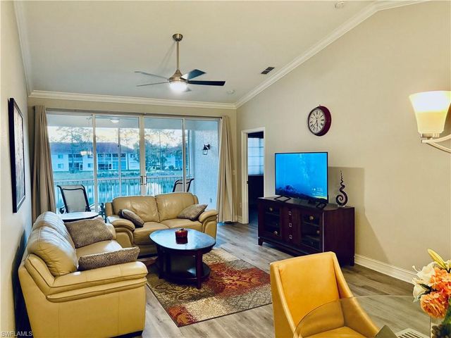 685 Luisa LN # 4, Naples, FL 34104