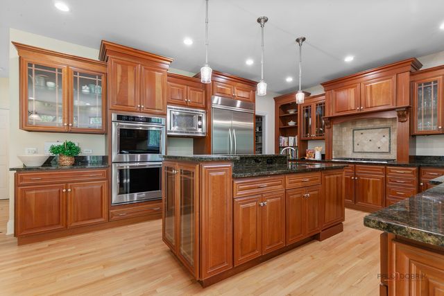 14805 Creekside Path, Libertyville, IL 60048