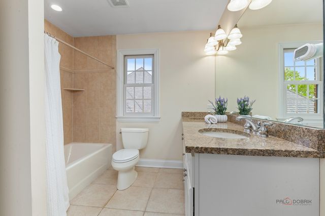14805 Creekside Path, Libertyville, IL 60048