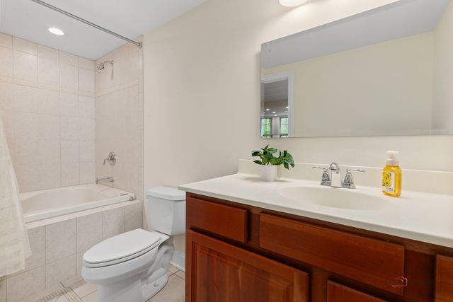 14805 Creekside Path, Libertyville, IL 60048